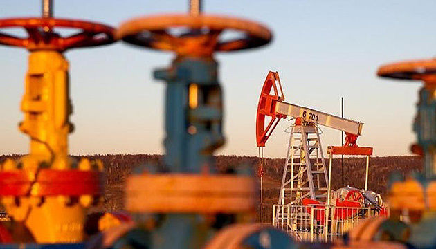 Нефть дешевеет из-за снижения спроса на топливо.