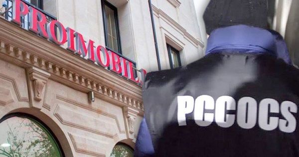 В столичном агентстве по недвижимости проходят обыски.