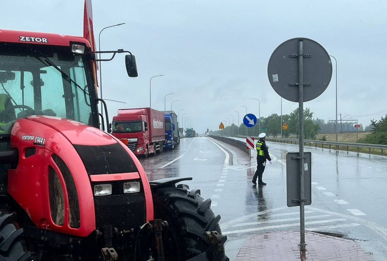 Польские фермеры в знак протеста заблокировали движение возле границы с Украиной.