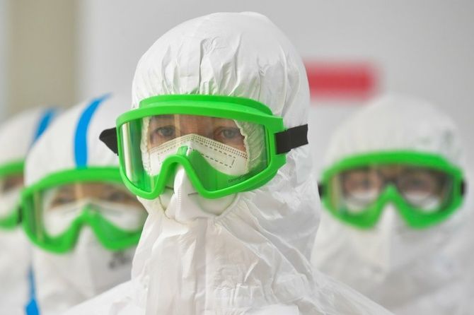 Постепенно коронавирус и человечество друг к другу привыкнут.