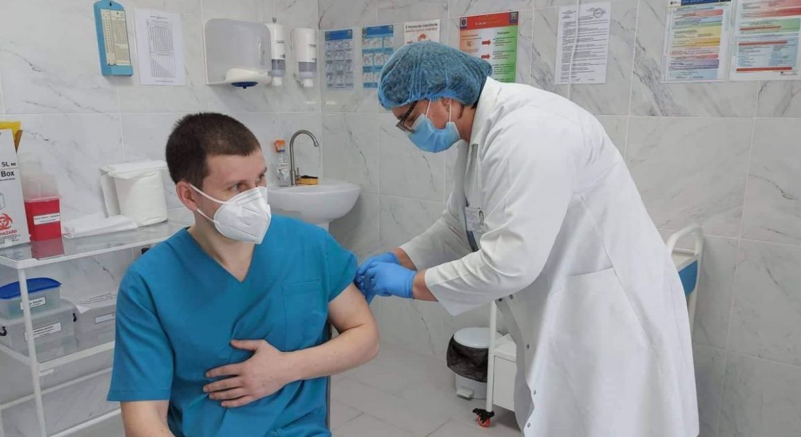 Врачи в Ниспоренах вакцинировались от коронавируса.