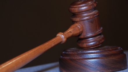 Aici, în Moldova, el fură, prin scheme frauduloase, de la bugetul statului şi de la cetăţeni