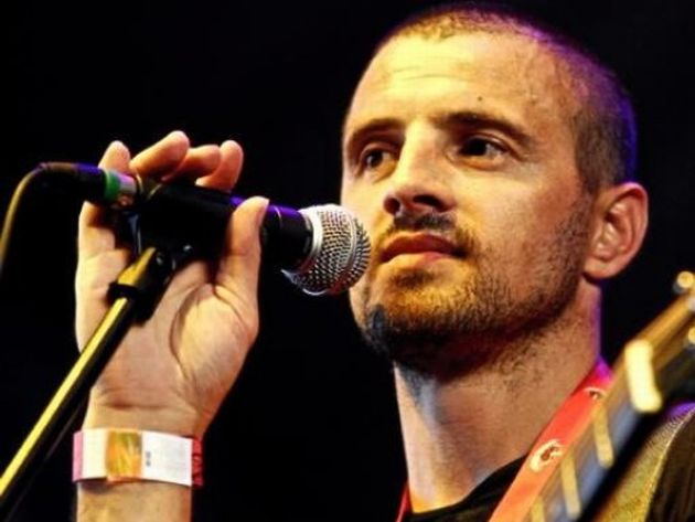 Asa ca, fara sa stea pe ganduri l-a bagat pe pusti in studioul de intregistrari si au compus o piesa hip-hop.