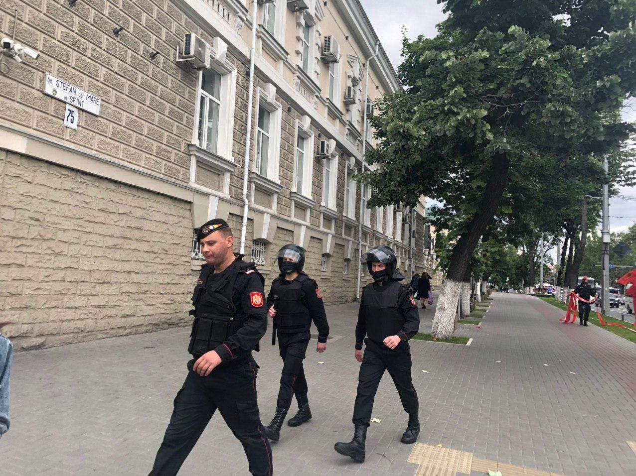 Во взорванном возле здания МВД пакете находились цветы и часы.