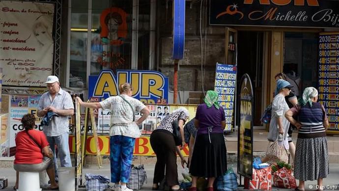 МВФ примерно месяц назад обусловил возобновление кредитования Молдовы ликвидацией трех банков.