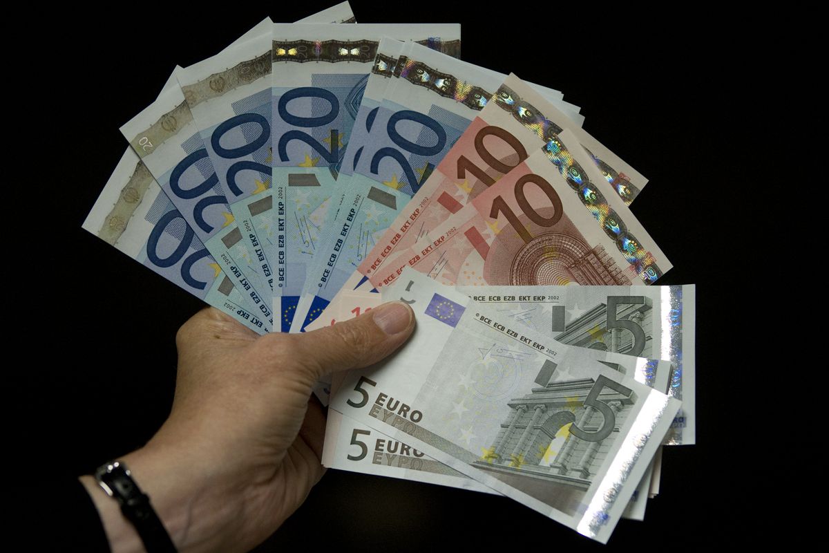 Banca Naţională a stabilit pentru astăzi un curs de 21 de lei şi 33 de bani pentru un euro, cu opt bani mai puţin decât ieri.