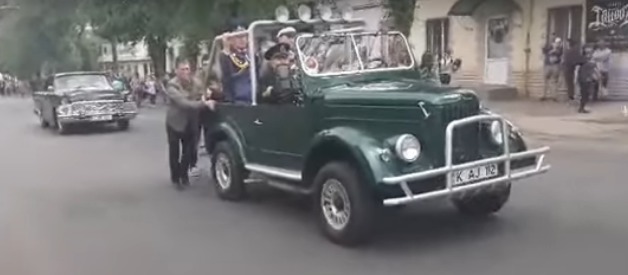 В столице машина с ветеранами сломалась в разгар марша.