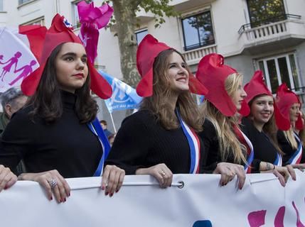 Десятки тысяч парижан выступили против однополых браков на митинге.