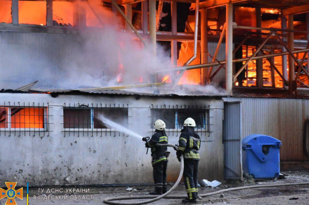 Появились фото и видео последствий ракетного удара по Одессе.