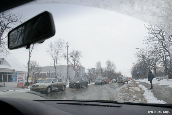 Șoferii sunt îndemnați să evite parcarea automobilelor pe marginea străzilor, precum și la intrările în curțile de bloc pentru a nu îngreuna accesul autospecialelor de deszăpezire. 
