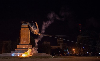 Разрушение памятника Ленину в Харькове 28 сентября 2014 года. Фото: РИА Новости