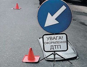 Вчера вечером автомобиль Mitsubishi под управлением сильно пьяного мужчины сбил женщину на автобусной остановке.