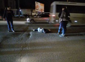 46-летняя женщина была госпитализирована после того, как ее при попытке перейти дорогу сбил автомобиль.