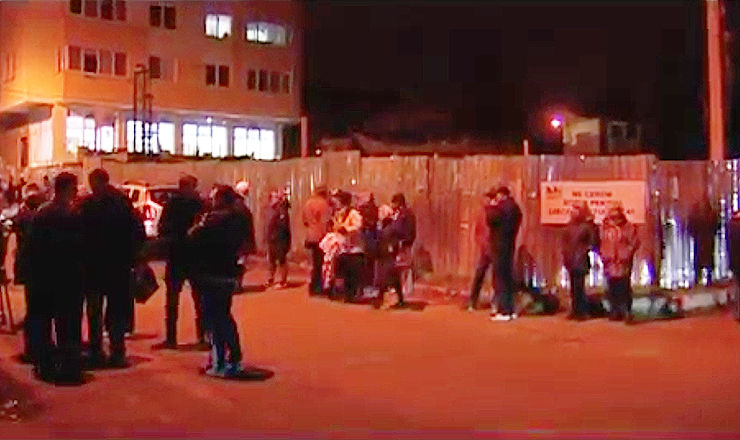 Protest nocturn. Se tem că o construcție le va ascunde soarele. 