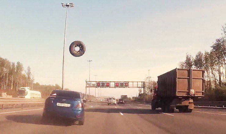 В Петербурге на КАД у грузовика на ходу отлетело колесо.