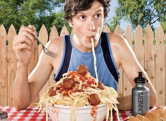 Tradițional, înainte de fiecare maraton major se desfășoară Pasta Party – o ”încărcare” cu carbohidrați mâncând pasta! 