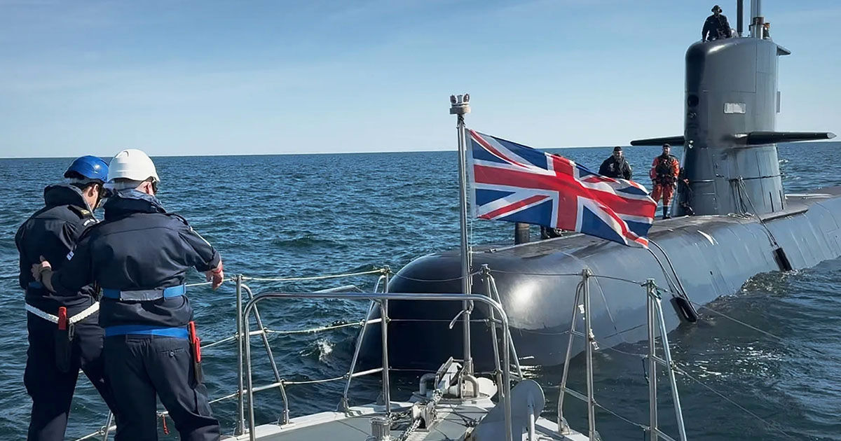 O navă britanică a salvat un submarin suedez de la lipsa de cafea în Marea Baltică.