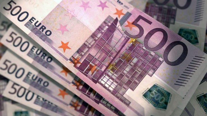 O femeie a aruncat 10 mii de euro într-un râu pentru că "i-au cerut diavolii". Foto: pixabay.com
