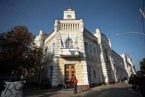 Raportul relevă că pe teritoriul capitalei au fost amplaste ilegal gherete