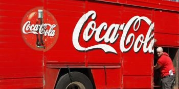O sticlă de 500 de mililitri de Coca Cola conţine 50 de grame de zahăr şi 180 de calorii