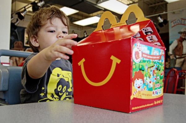 McDonald`s предлагает своим клиентам заменить картофель фри в детских наборах «Хэппи мил» на салат.