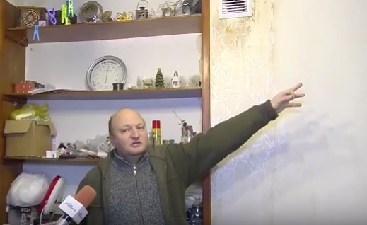 Житель Кишинева безуспешно борется с заливающими его соседями.