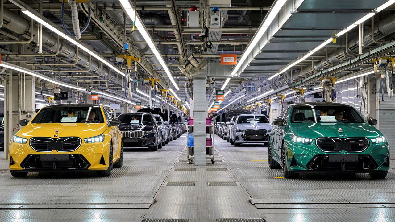 BMW investește 2 miliarde de euro în fabricile germane, pe fondul reducerilor de personal la Volkswagen și Mercedes.