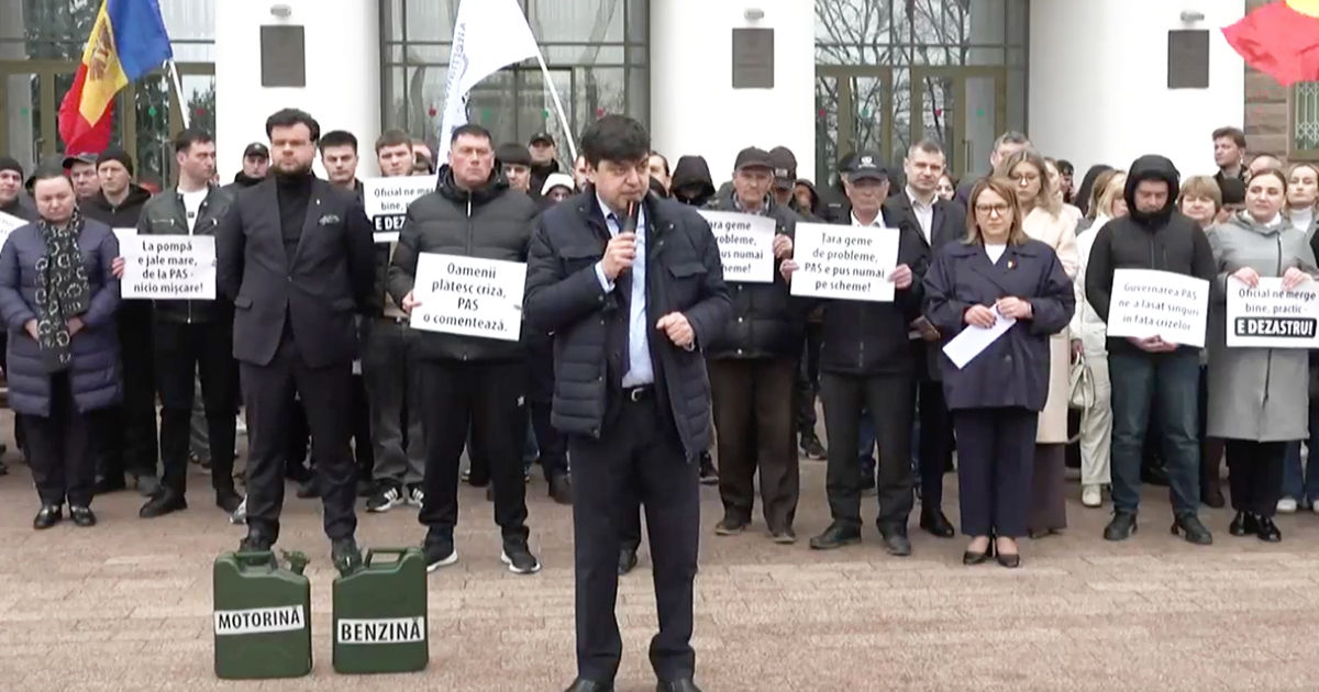 Представители MAN организовали "коридор позора" перед парламентом.