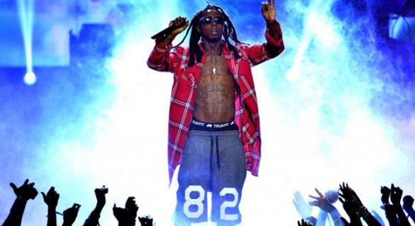 Rapperul Lil Wayne a fost internat de urgenţă: avionul privat al artistului a aterizat forţat Lil Wayne a dezvăluit în anul 2013 că are epilepsie.