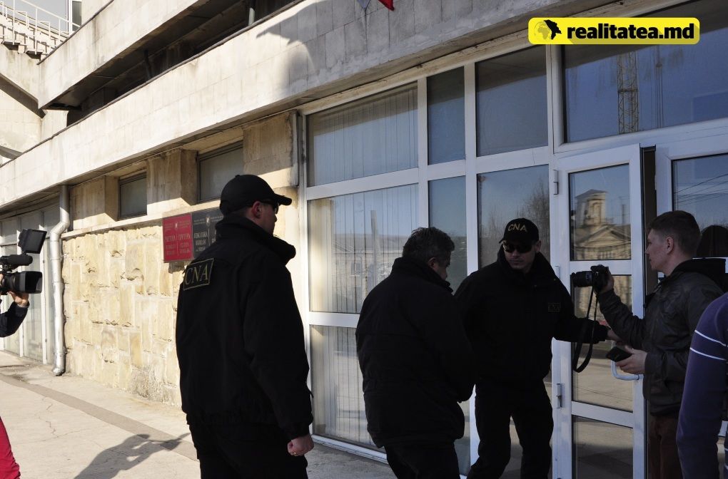 Антикоррупционные ведомства провели обыски по всей стране.