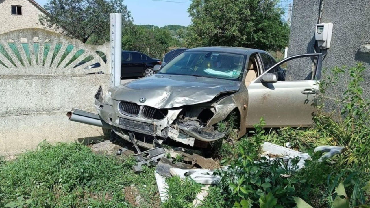 ДТП на КПП "Брынза": 22-летний мужчина врезался в ограждение.