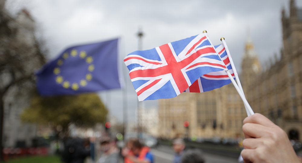 Европарламент пригрозил заблокировать торговое соглашение с Британией из-за шагов Лондона.