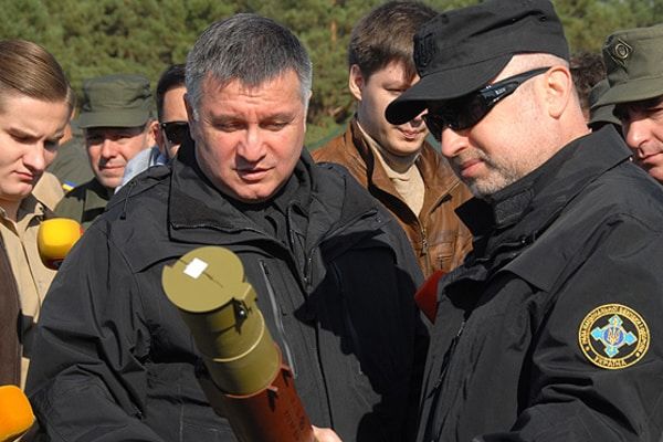Министр внутренних дел  Арсен Аваков и секретарь совета нацбезопасности  Александр Турчинов.