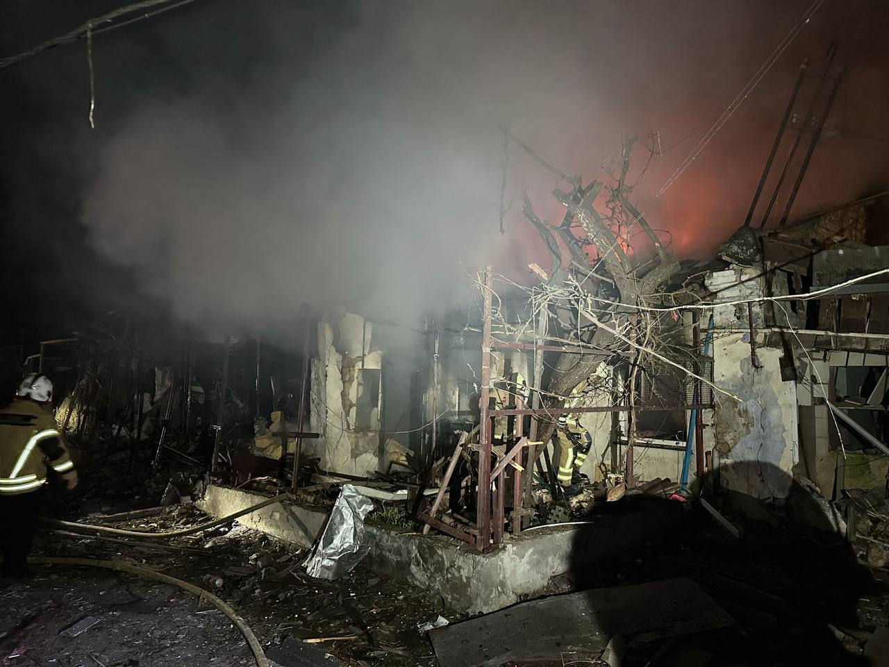 Dronele au lovit mai multe blocuri de locuințe din Harkov și Odesa: Sunt persoane rănite.