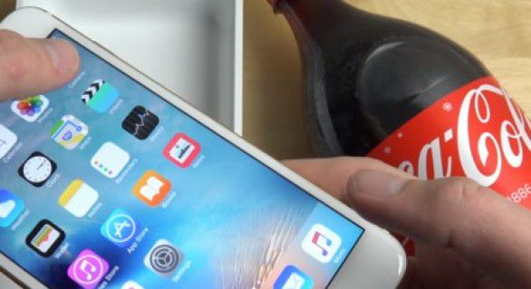 Te-ai gândit ce se întâmpla dacă torni Coca-Cola peste un iPhone 6S.