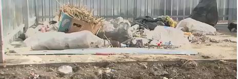 До установки контейнеров людей просят самостоятельно вывозить мусор на авторизированные свалки.