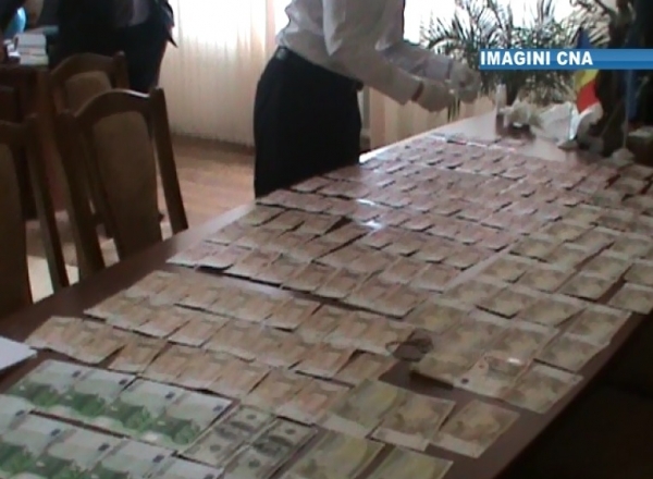 Presedintele Judecatoriei din Glodeni a fost retinut in flagrant cu 10.000 de lei mita, primiti de la un inculpat care vroia sa scape de pedeapsa.