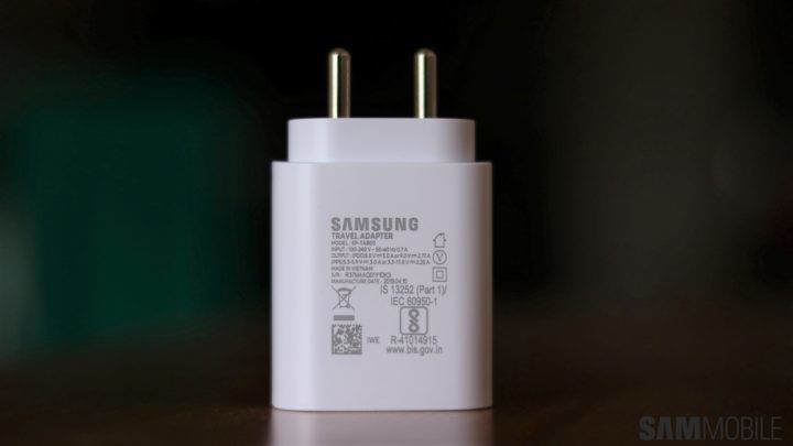 Фирменную 25-ваттную зарядку Samsung сравнили с 15-ваттной зарядкой прошлого поколения.