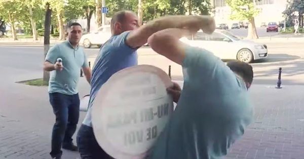 Агрессивный водитель напал на активиста "Стопхам-Молдова".