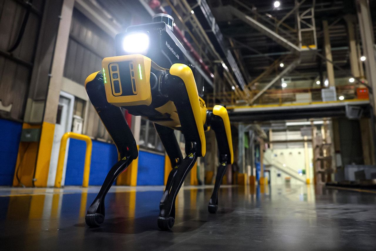 Робот Spot от Boston Dynamics начал работать на заводе Kia.