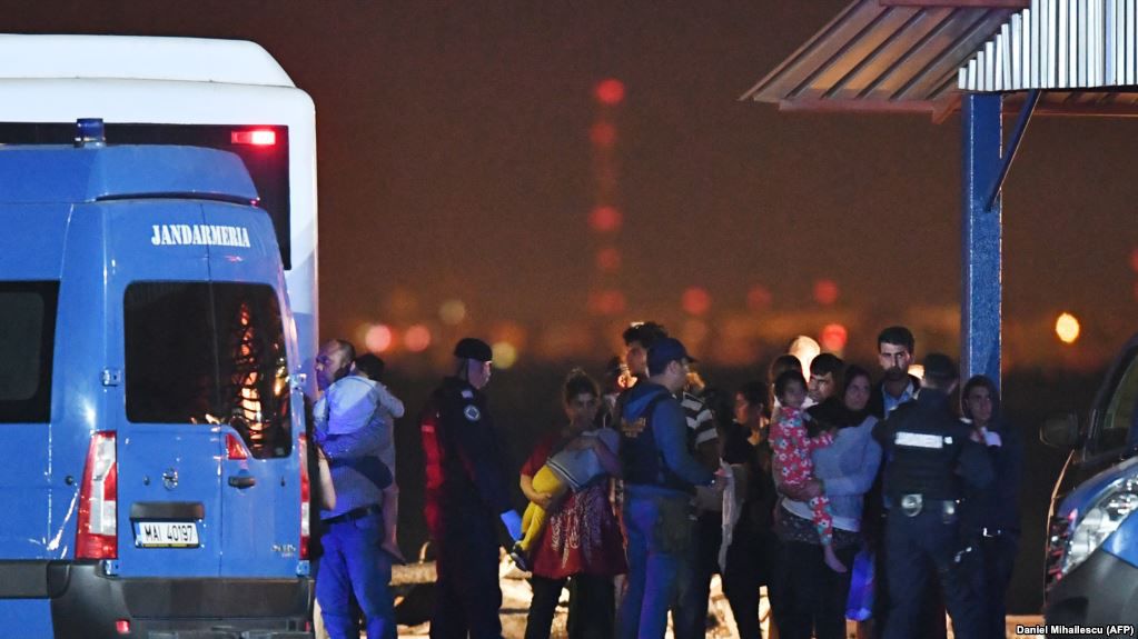 Un pescador cu peste 150 de migranți ilegali la bord, între care 54 de copii, a fost salvat de Garda de Coastă. Foto: afp.com