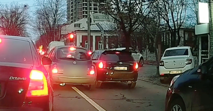 В столице водитель Nissan протиснулся между двумя колоннами автомобилей.