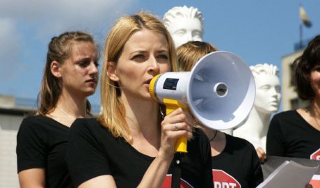 Mai multe mame tinere au decis să protesteze sâmbătă în faţa Parlamentului. Foto: jurnal.md