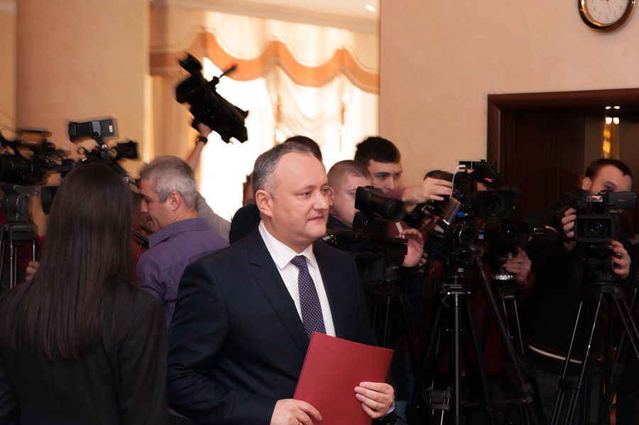 Dodon a cheltuit din bani publici sute de mii de lei pe cutii, flori sau mape cu logo.