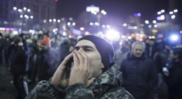 Mii de oameni protestează miercuri seară în întreaga Românie faţă de modificarea codurilor penale. 