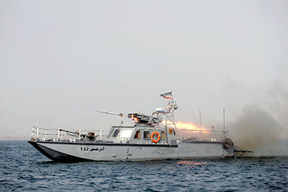 Иранские моряки потребовали от американского военного корабля отойти от зоны учений в Оманском заливе.