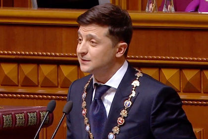 По словам Зеленского, президент не должен быть идолом, а его портрет — это не икона.
