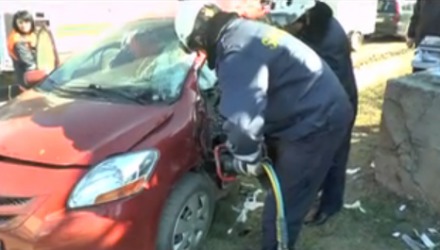 A supravieţuit ca prin minune. Este vorba de un şofer ce a rămas blocat în maşină, după ce s-a tamponat într-o platformă de beton.