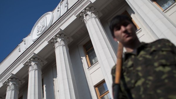 Верховную раду охраняет плотный кордон правоохранителей.