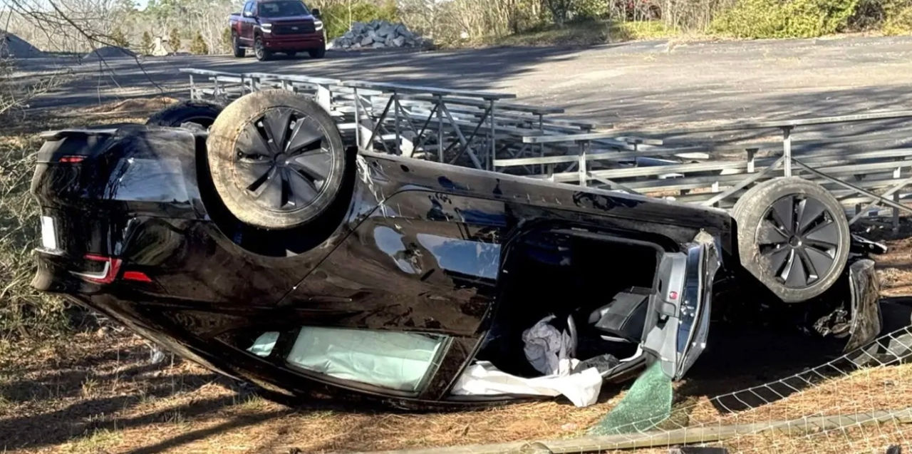 Pilotul automat al unei Tesla a provocat un accident grav: A condus mașina într-un copac.